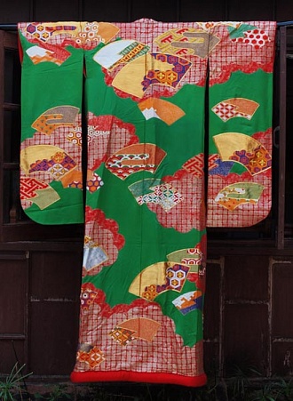 Японское шелковое кимоно "Веера на зеленом"
